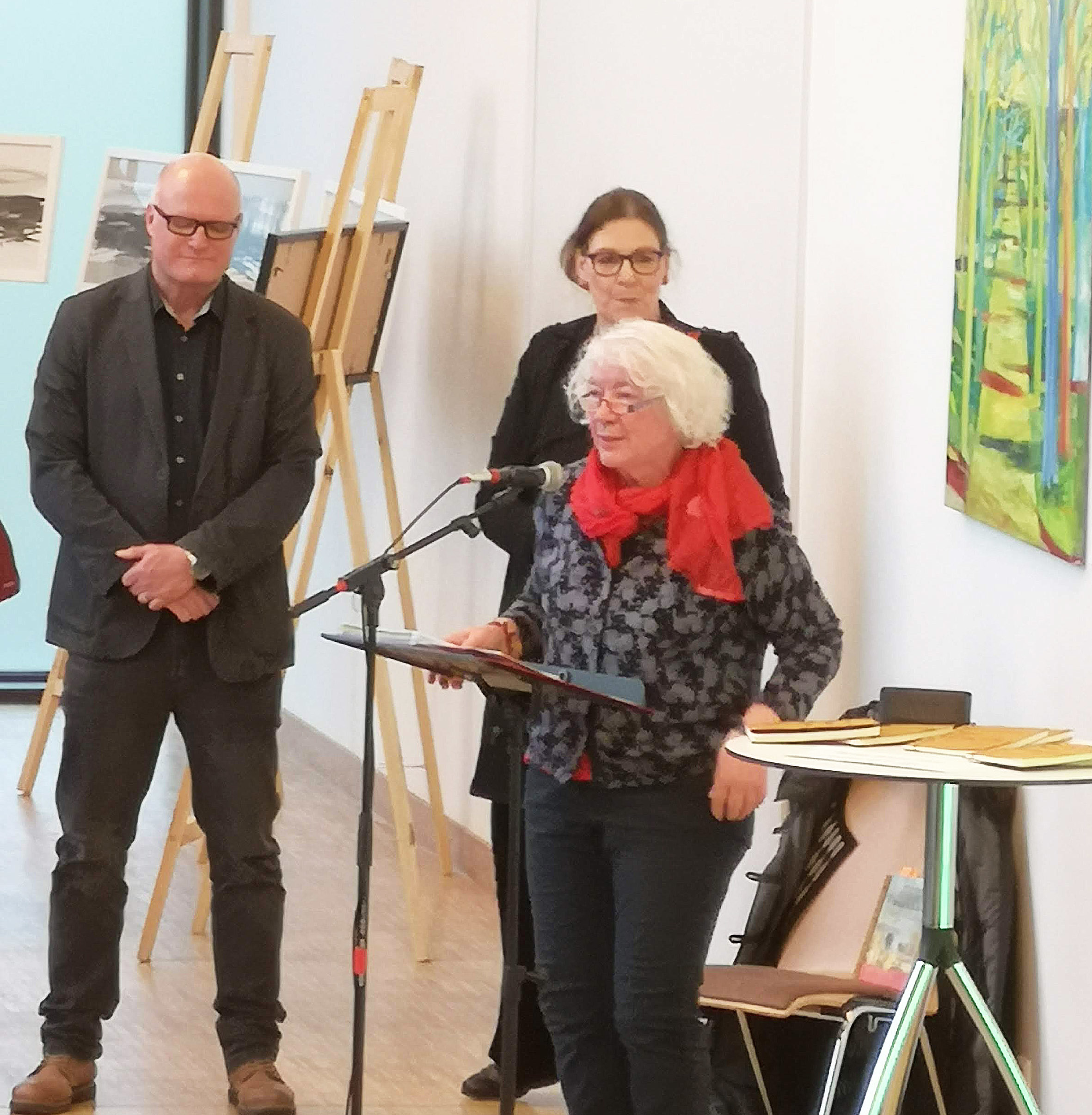 Die Ausstellungseröffnung wurde von Gregor und Barbara Dittmer literarisch von Minnie Maria Rembe (rechts vorne) begleitet. Foto: ps