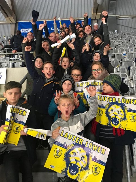 Die E1 des JFV Ganerb löst ihren Gewinn für die beste Fankurve 2018 ein. | Foto: Stephan Schulz