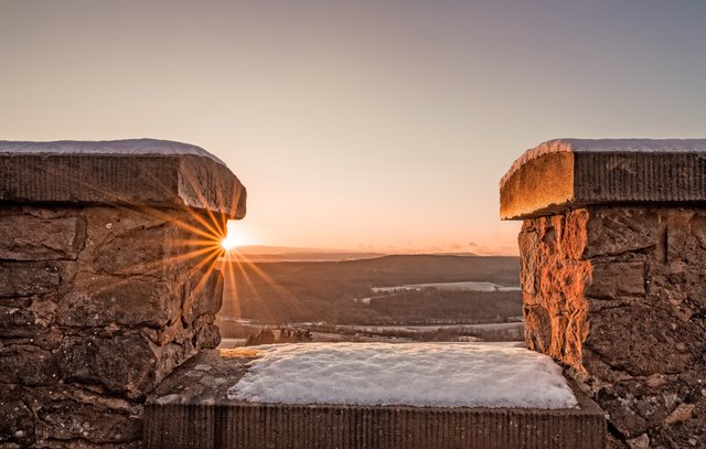Der Sonnenaufgang am Staufer Glockenturm wurde das Titelbild des Wochenblatt-Reporter Kalenders 2019.  | Foto: Michaela Reuß