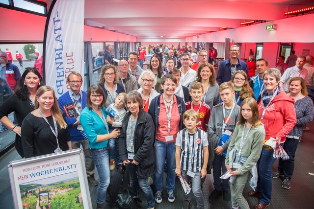 Tanja Zipp und Verena Goepfrich vom Wochenblatt (links) mit den Mitgliedern der Tennisabteilung des Ludwigshafener Postsportvereins bei den Eulen. | Foto: Roland Kohls