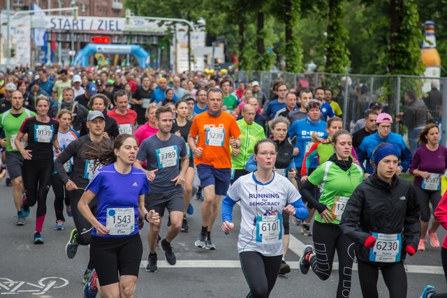 Beim Start des SRH Dämmermarathons am Rosengarten, | Foto: Roland Kohls