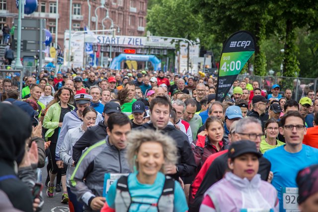 Beim Start des SRH Dämmermarathons am Mannheimer Rosengarten. | Foto: Roland Kohls