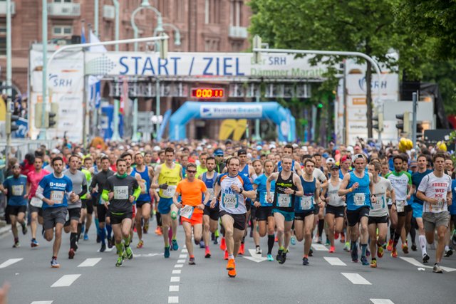 Die schnellsten Läufer im ersten Startblock sind auf der Piste. | Foto: Roland Kohls