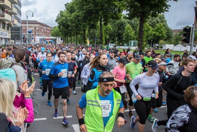 Beim Start des SRH Dämmermarathons am Mannheimer Rosengarten. | Foto: Roland Kohls