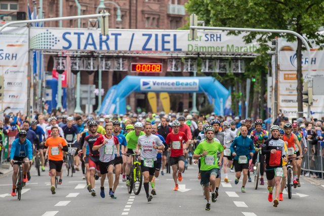 Start des Bike &amp; Run-Wettbewerbs ebenfalls am Rosengarten in Mannheim. | Foto: Roland Kohls
