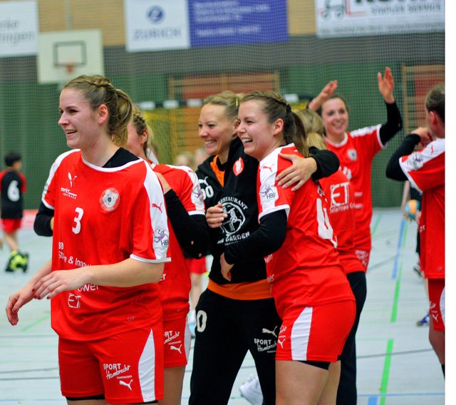 Sina Michels, Saskia Fackel (verdeckt), Katrin Rüttinger und Anna Michl nach dem Match gegen die Spreeefüchse aus Berlin...