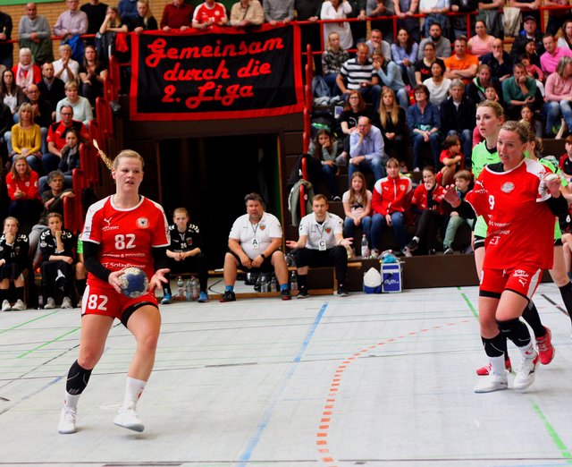 Rebecca Engelhardt(82) auf der Suche nach einer Anspielstation, am Kreis Lena Feiniler (9)