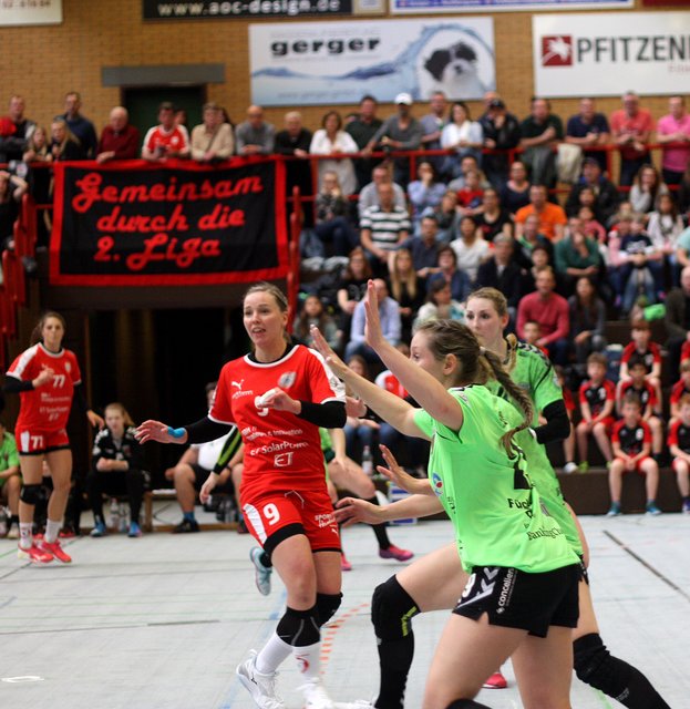 Lena Feiniler (9) in Erwartung des Balles