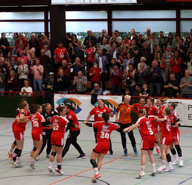 Riesenjubel nach dem 26:22 Sieg und dem Aufstieg...