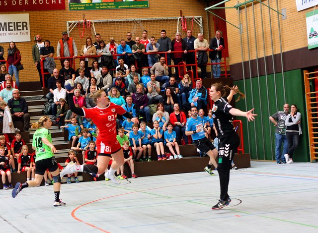 Nach einem Alleingang schließt Rebecca Engelhardt erfolgreich ab. Torhüterin Natascha Faßold von den Berliner Füchsen ist chancenlos.