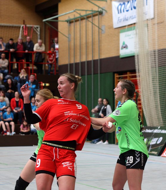 Trikottest bei Lena Feiniler, die zwei wunderbare Treffer erzielte, einen mit Rückhand in der ersten Hälfte.