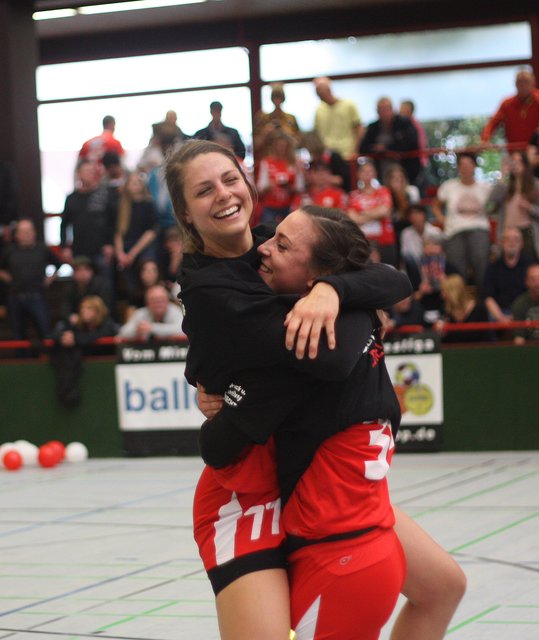 Carmen Moser und Elena Fabritz von den Kurpfalz Bären liegen sich nach Spielende freudetrunken in den Armen.