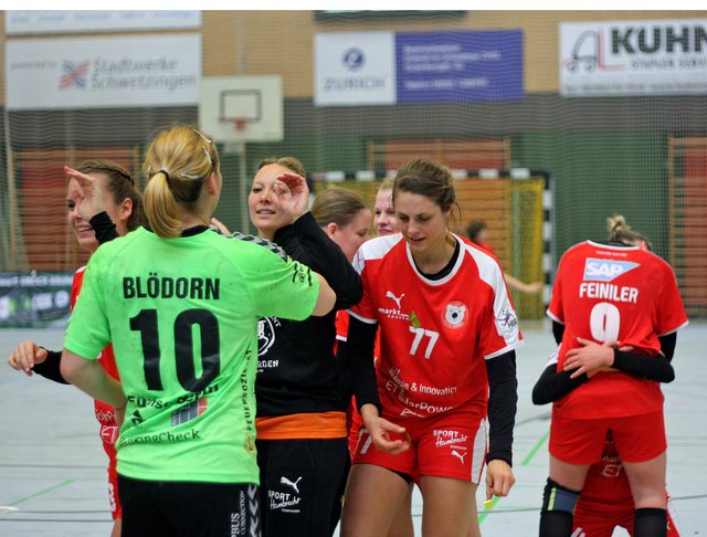 Anna Blödorn, die 6 Siebenmeter für die Spreefüchse versenkte, gratuliert Katrin Rüttinger und Carmen Moser zum Sieg und zum Aufstieg in die Erste Liga der Damenhandball Bundesliga...