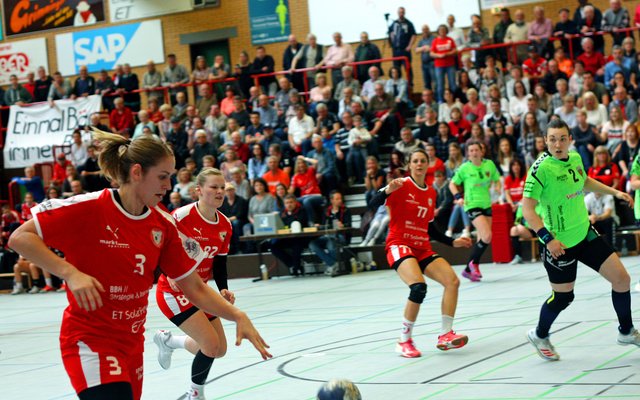 Sina Michels versucht den scharfen Pass von Carmen Moser (77) auf die rechte Außenposition noch zu erwischen...