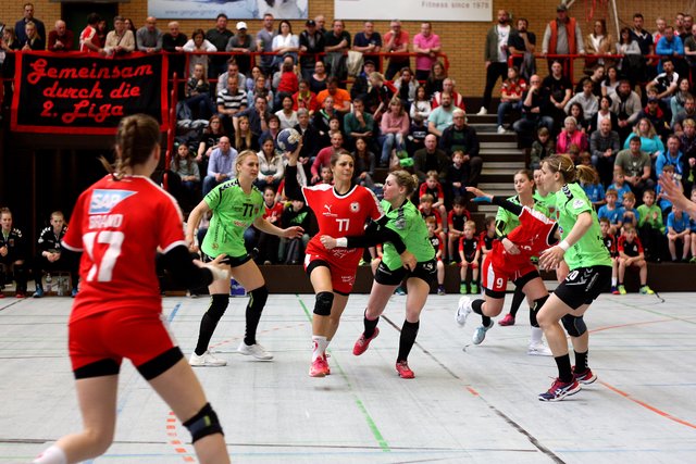 Carmen Moser (77) versucht über Samira Brand (17) Lena Feiniler (9) am Kreis zum Einsatz zu bringen...