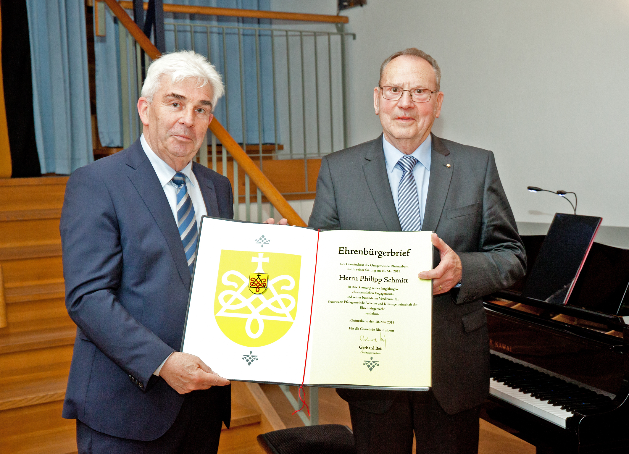 Ortsbürgermeister Gerhard Beil (links) mit Philipp Schmitt, der zum Ehrenbürger der Gemeinde Rheinzabern ernannt wurde.