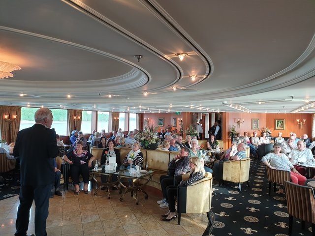 Auftakt auf dem Schiff: Begrüßung durch Peter Hausch. | Foto: Harald Schönig