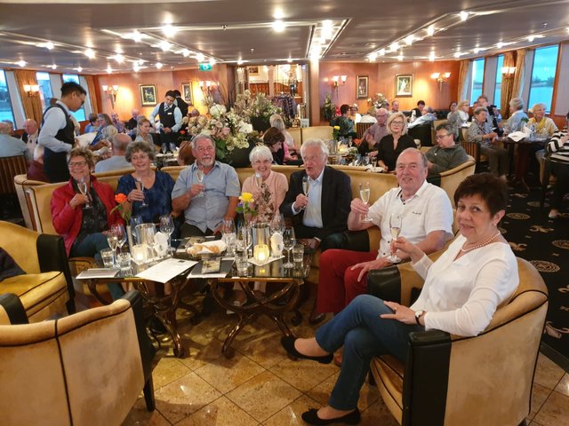 Viel Beifall gab es für die Kabarettistin und Autorin Anne Vogd für ihre humoristischen Einlagen im Rahmen der abendlichen Unterhaltungsprogramme an Bord wie hier bei der Lesung aus ihrem Buch "Ich hab's auch nicht immer leicht mit mir".  | Foto: Harald Schönig