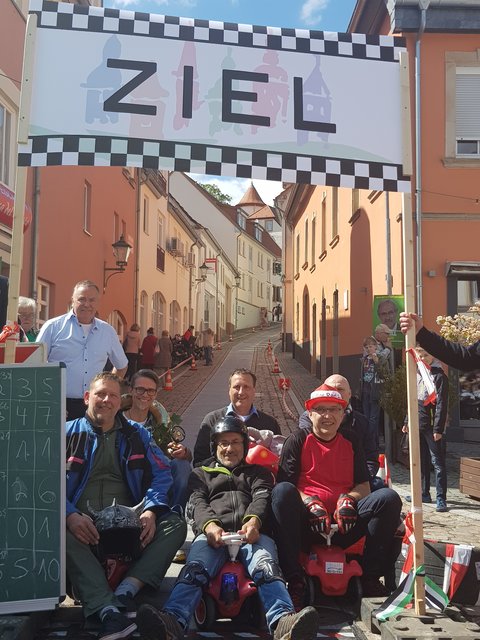 Das Bobbycar-Rennen der sechs Bürgermeisterkandidaten von Kirchheimbolanden | Foto: Claudia Bardon