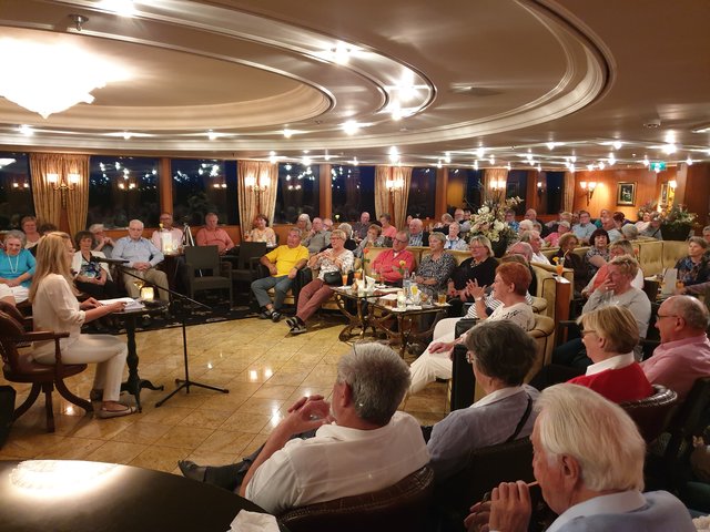 Viel Beifall gab es für die Kabarettistin und Autorin Anne Vogd für ihre humoristischen Einlagen im Rahmen der abendlichen Unterhaltungsprogramme an Bord wie hier bei der Lesung aus ihrem Buch "Ich hab's auch nicht immer leicht mit mir".  | Foto: Harald Schönig