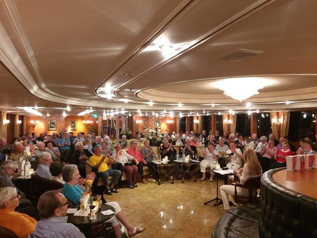 Viel Beifall gab es für die Kabarettistin und Autorin Anne Vogd für ihre humoristischen Einlagen im Rahmen der abendlichen Unterhaltungsprogramme an Bord wie hier bei der Lesung aus ihrem Buch "Ich hab's auch nicht immer leicht mit mir".  | Foto: Harald Schönig