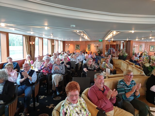 Viel Beifall gab es für die Kabarettistin und Autorin Anne Vogd für ihre humoristischen Einlagen im Rahmen der abendlichen Unterhaltungsprogramme an Bord wie hier bei der Lesung aus ihrem Buch "Ich hab's auch nicht immer leicht mit mir".  | Foto: Harald Schönig