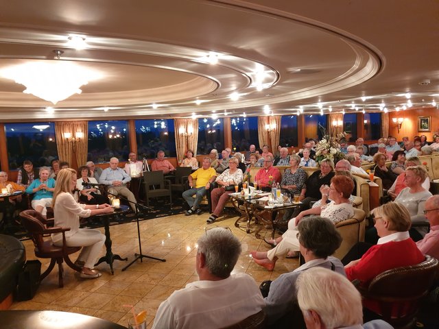 Viel Beifall gab es für die Kabarettistin und Autorin Anne Vogd für ihre humoristischen Einlagen im Rahmen der abendlichen Unterhaltungsprogramme an Bord wie hier bei der Lesung aus ihrem Buch "Ich hab's auch nicht immer leicht mit mir".  | Foto: Harald Schönig