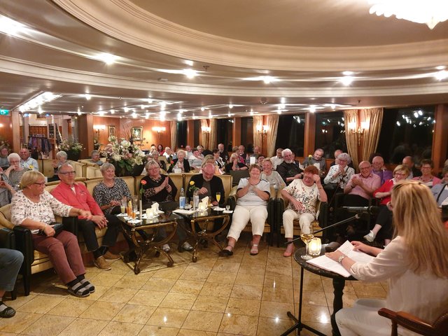 Viel Beifall gab es für die Kabarettistin und Autorin Anne Vogd für ihre humoristischen Einlagen im Rahmen der abendlichen Unterhaltungsprogramme an Bord wie hier bei der Lesung aus ihrem Buch "Ich hab's auch nicht immer leicht mit mir".  | Foto: Harald Schönig