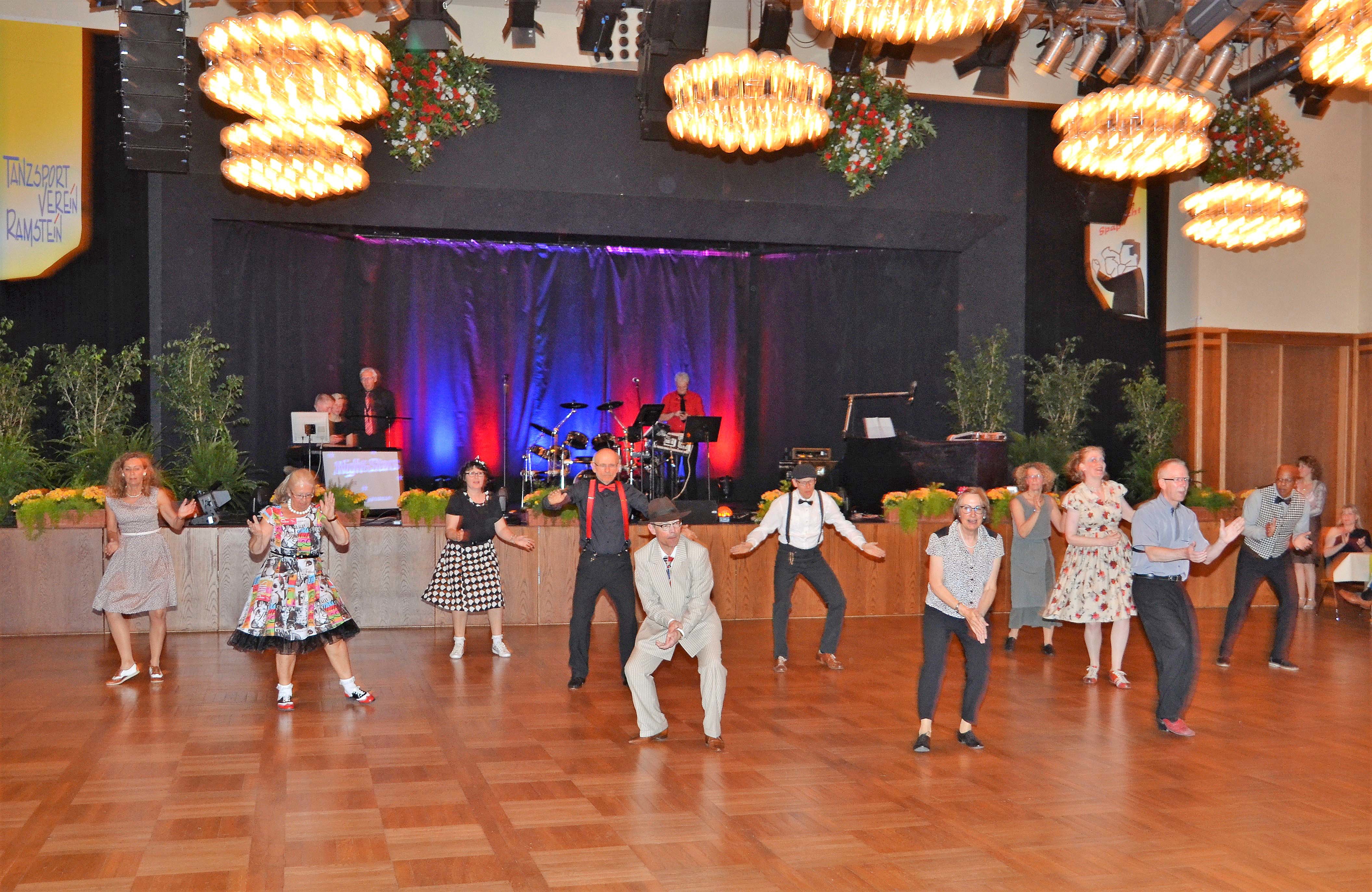 Die Lindy-Gruppe des Ramsteiner Tanzsportvereins Foto: PS
