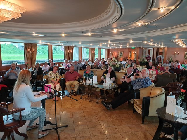 Viel Beifall gab es für die Kabarettistin und Autorin Anne Vogd für ihre humoristischen Einlagen im Rahmen der abendlichen Unterhaltungsprogramme an Bord wie hier bei der Lesung aus ihrem Buch "Ich hab's auch nicht immer leicht mit mir".  | Foto: Harald Schönig