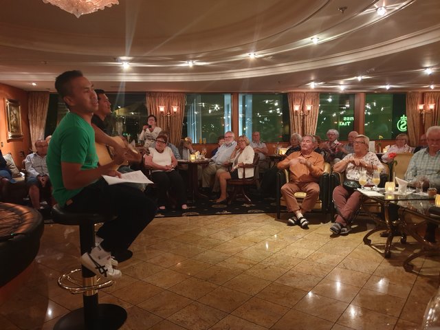 Bei der "Crew-Show" am vorletzten Abend glänzte das "Tiara"Team mit Gesangs-, Tanz- und Slapstick-Darbietungen. | Foto: Harald Schönig