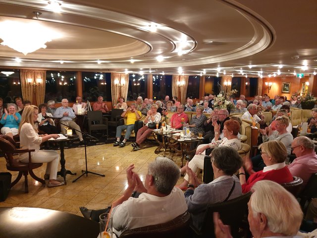 Viel Beifall gab es für die Kabarettistin und Autorin Anne Vogd für ihre humoristischen Einlagen im Rahmen der abendlichen Unterhaltungsprogramme an Bord wie hier bei der Lesung aus ihrem Buch "Ich hab's auch nicht immer leicht mit mir".  | Foto: Harald Schönig