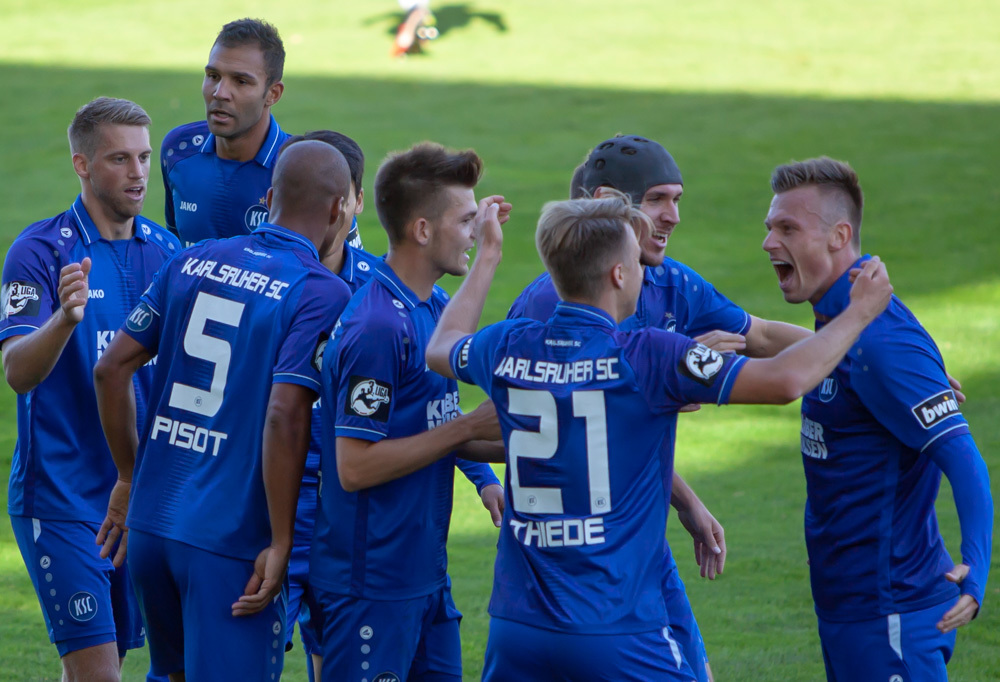 Marvin Pourié darf sich von seinen Teamkollegen als Spieler der Saison feiern lassen. Foto: wow.pics.ka