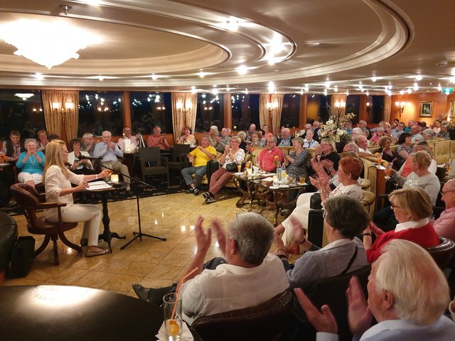 Viel Beifall gab es für die Kabarettistin und Autorin Anne Vogd für ihre humoristischen Einlagen im Rahmen der abendlichen Unterhaltungsprogramme an Bord wie hier bei der Lesung aus ihrem Buch "Ich hab's auch nicht immer leicht mit mir".  | Foto: Harald Schönig