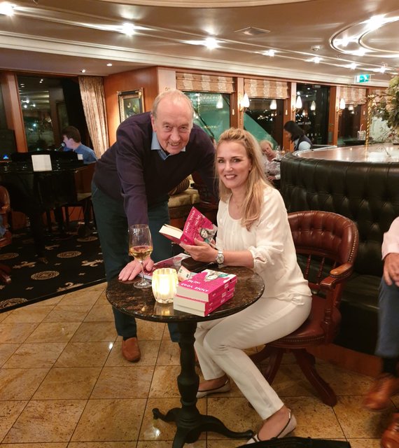 Und eine persönliche Widmung ins Buch schrieb Anne Vogd sehr gerne. | Foto: Harald Schönig