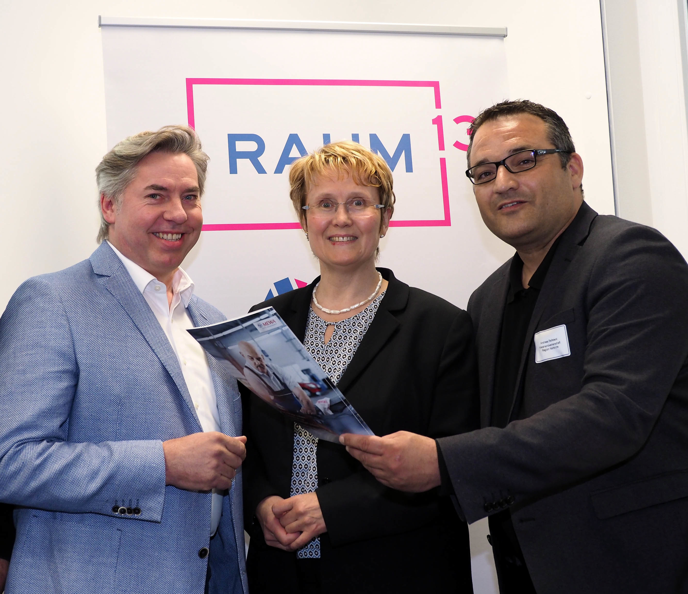 Kreishandwerksmeister Frank Zöller (li.), Karlsruhes Erste Bürgermeisterin Gabriele Luczak-Schwarz sowie Kreishandwerkerschaft-Geschäftsführer Andreas Reifsteck. foto: KH