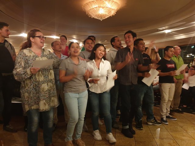 Bei der "Crew-Show" am vorletzten Abend glänzte das "Tiara"Team mit Gesangs-, Tanz- und Slapstick-Darbietungen. | Foto: Harald Schönig