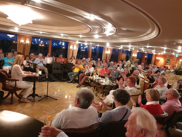 Viel Beifall gab es für die Kabarettistin und Autorin Anne Vogd für ihre humoristischen Einlagen im Rahmen der abendlichen Unterhaltungsprogramme an Bord wie hier bei der Lesung aus ihrem Buch "Ich hab's auch nicht immer leicht mit mir".  | Foto: Harald Schönig