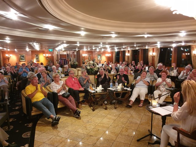 Viel Beifall gab es für die Kabarettistin und Autorin Anne Vogd für ihre humoristischen Einlagen im Rahmen der abendlichen Unterhaltungsprogramme an Bord wie hier bei der Lesung aus ihrem Buch "Ich hab's auch nicht immer leicht mit mir".  | Foto: Harald Schönig