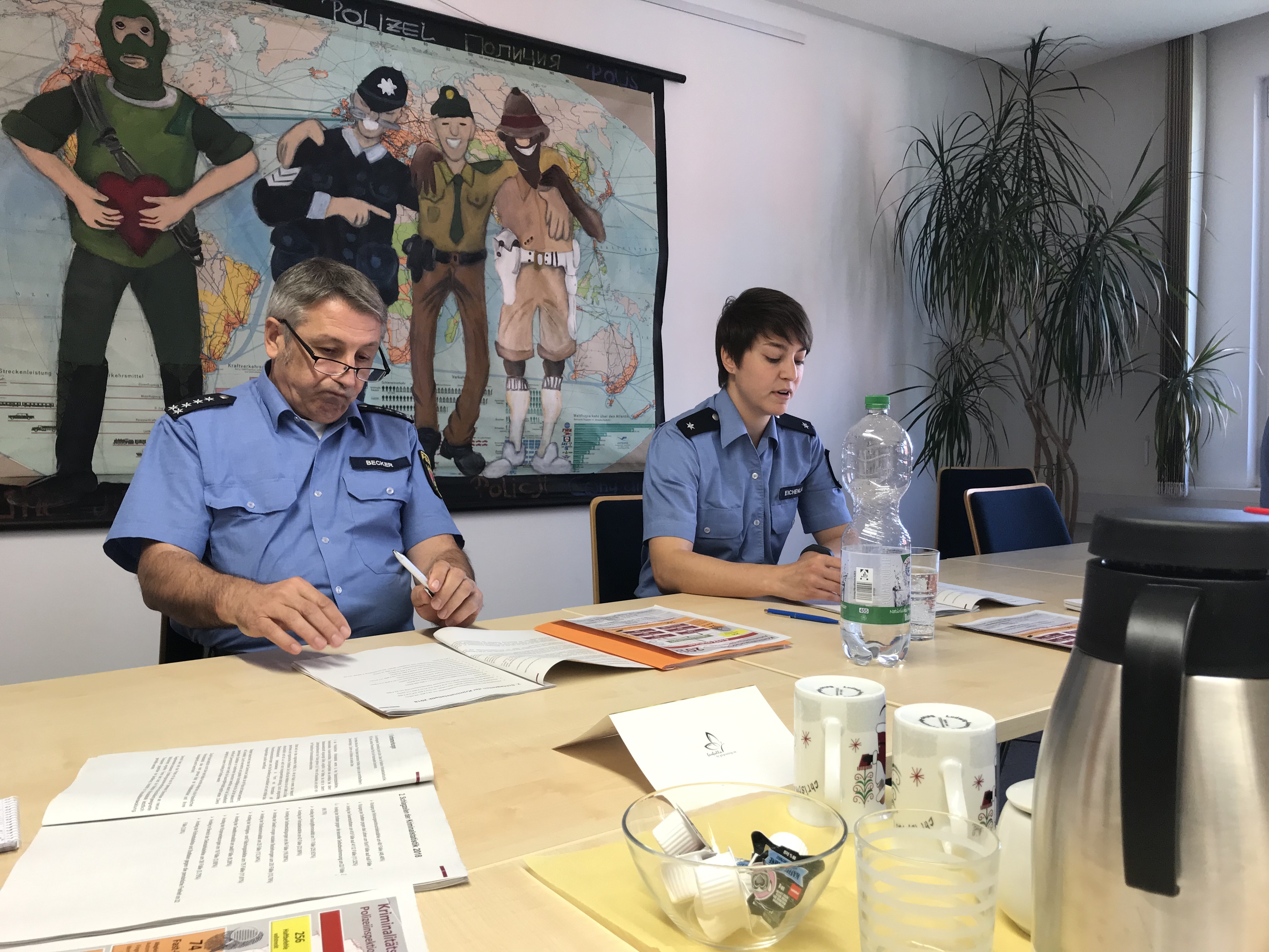 Erster Polizeihauptkommisar Uwe Becker, zugleich stellvertretender Leiter der Polizeiinspektion) und Polizeikommissarin Eva Eichenlaub (rechts) stellen die Statistik vor.