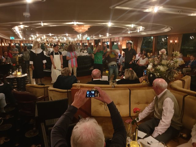 Bei der "Crew-Show" am vorletzten Abend glänzte das "Tiara"Team mit Gesangs-, Tanz- und Slapstick-Darbietungen. | Foto: Harald Schönig