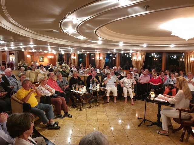 Viel Beifall gab es für die Kabarettistin und Autorin Anne Vogd für ihre humoristischen Einlagen im Rahmen der abendlichen Unterhaltungsprogramme an Bord wie hier bei der Lesung aus ihrem Buch "Ich hab's auch nicht immer leicht mit mir".  | Foto: Harald Schönig