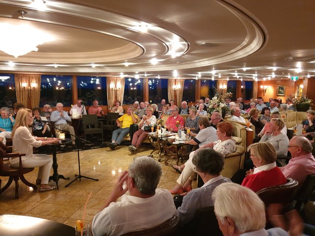 Viel Beifall gab es für die Kabarettistin und Autorin Anne Vogd für ihre humoristischen Einlagen im Rahmen der abendlichen Unterhaltungsprogramme an Bord wie hier bei der Lesung aus ihrem Buch "Ich hab's auch nicht immer leicht mit mir".  | Foto: Harald Schönig