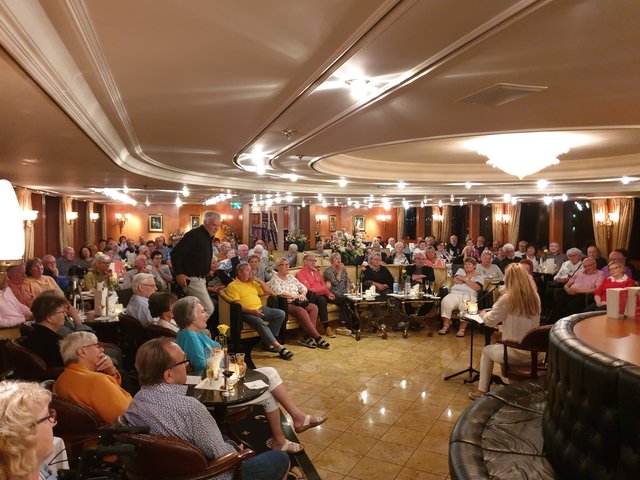 Viel Beifall gab es für die Kabarettistin und Autorin Anne Vogd für ihre humoristischen Einlagen im Rahmen der abendlichen Unterhaltungsprogramme an Bord wie hier bei der Lesung aus ihrem Buch "Ich hab's auch nicht immer leicht mit mir".  | Foto: Harald Schönig