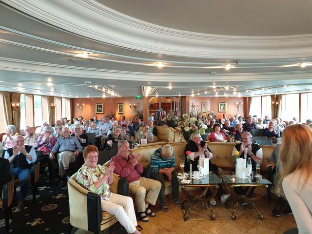 Viel Beifall gab es für die Kabarettistin und Autorin Anne Vogd für ihre humoristischen Einlagen im Rahmen der abendlichen Unterhaltungsprogramme an Bord wie hier bei der Lesung aus ihrem Buch "Ich hab's auch nicht immer leicht mit mir".  | Foto: Harald Schönig