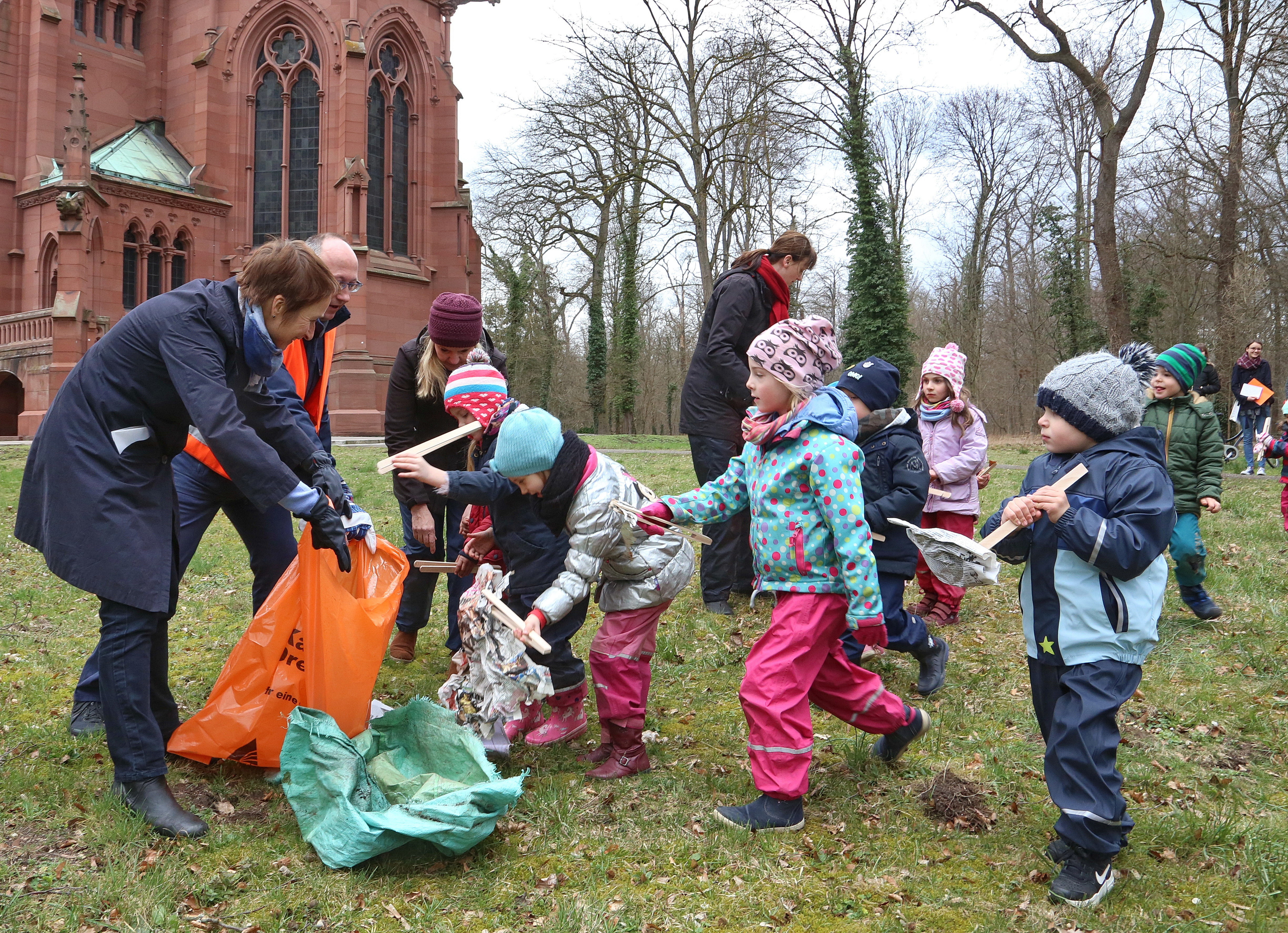 Mit zwei- bis sechsjährigen Mädchen und Jungen aus der Kindertagesstätte Werthmannstraße räumten Bettina Lisbach (links), AfA-Chef Olaf Backhaus und Erzieherinnen im März den Abfall rund um die Großherzogliche Grabkapelle weg.