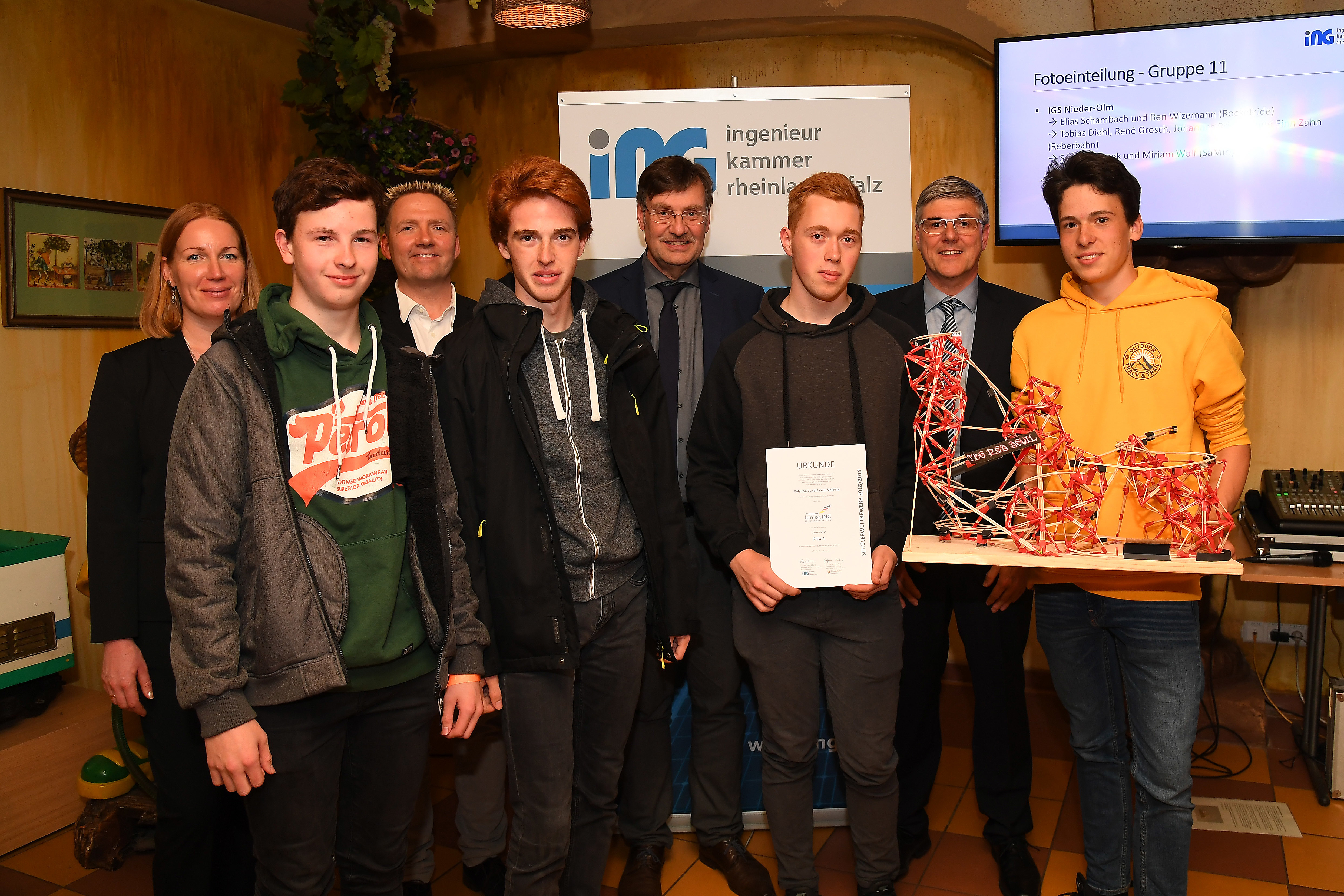 Dipl-Ing. Katharina Häuser, Volker Tschiedel und Bernhard Bremm vom Bildungsministerium Rheinland Pfalz und Kammervizepräsident Dr. Uwe Angnes (hintere Reihe v. l.) gratulierten den Schülerteams des Hohenstaufen-Gymnasium zu ihren hervorragenden Platzierungen