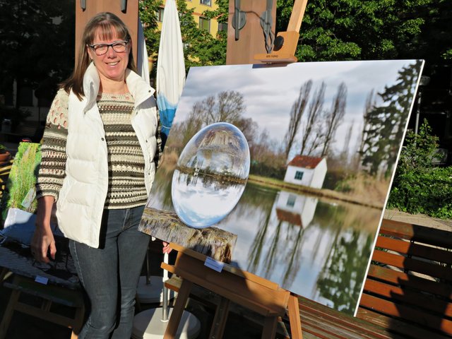 Maike Müller neben ihrem Bild | Foto: Brigitte Melder