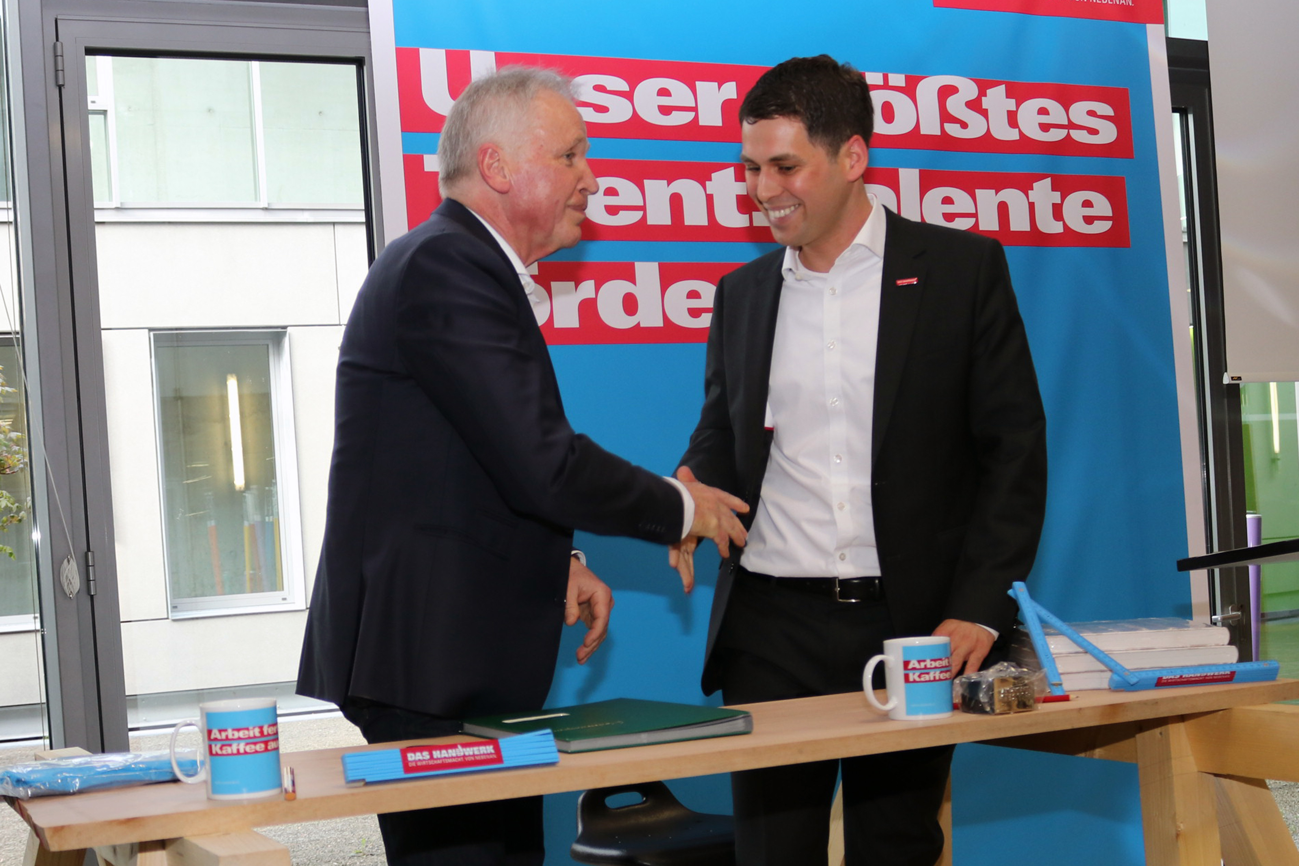 Wilfried de Buhr und Dr. Till Mischler bei der Unterzeichnung des Kooperationsvertrages Foto: HWK