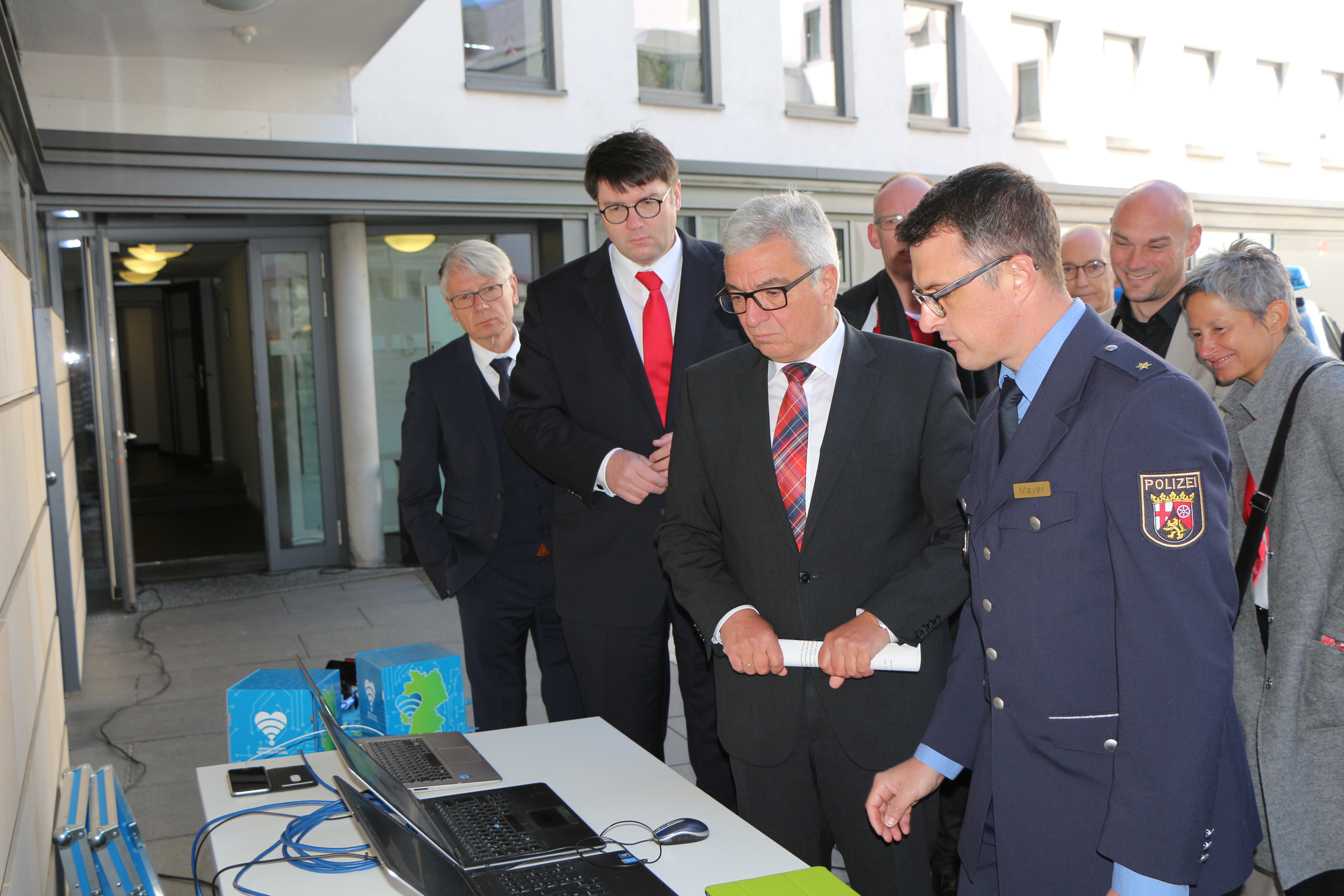 Thorsten Mayer (Leiter Polizeiinspektion I Kaiserslautern), Minister Lewentz und Dr. Martin Verlage (Geschäftsführer KL.digital GmbH) Foto: MdI RLP